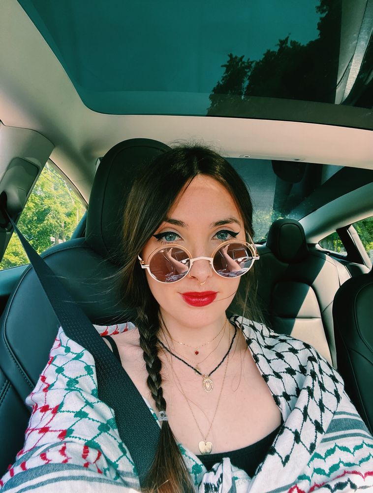 Luxe in a keffiyeh car selfie 