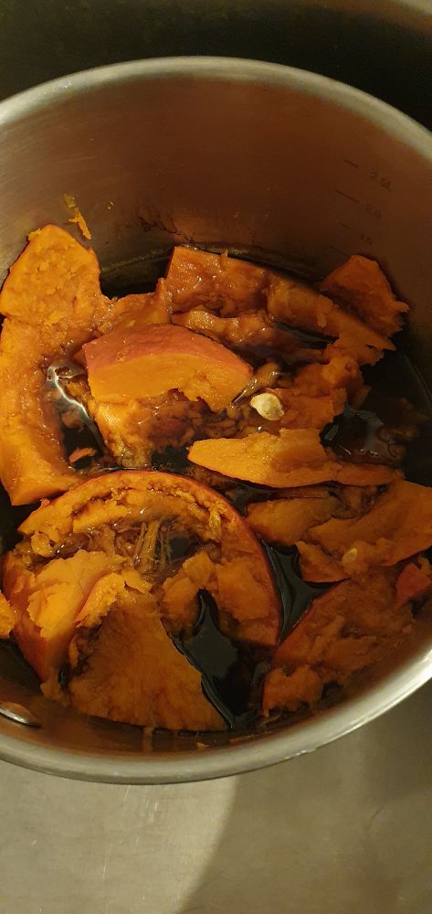 Fond de casserole avec des morceaux de potimarron complètement brûlé. D'ici on sent l'odeur