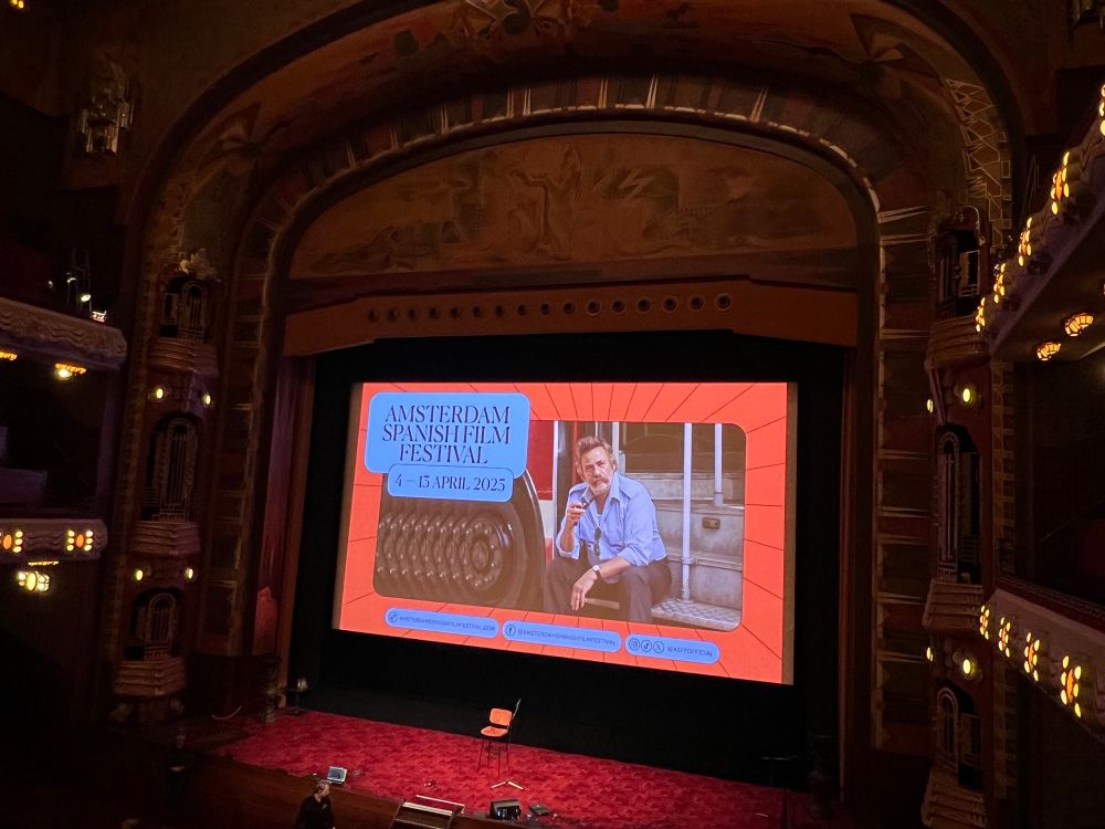 Theater Tuchinski movie screen with the Spanish Film Festival preview screen.