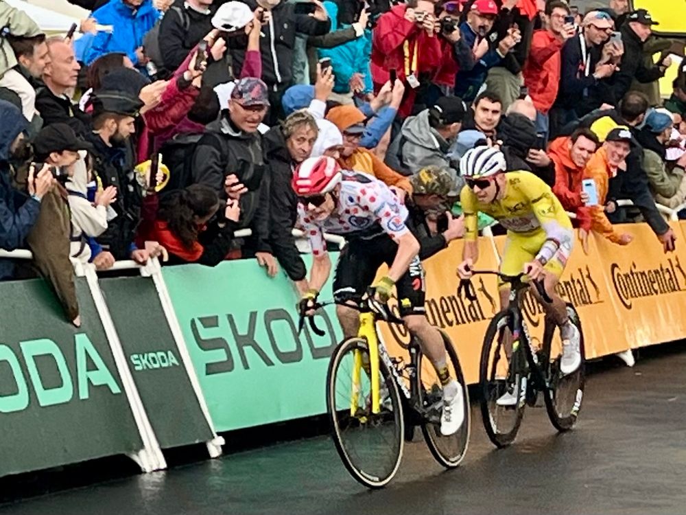 Jonas Vingegaard leads in front of Tadej Pogacha in the final 75 meters of Stage 19