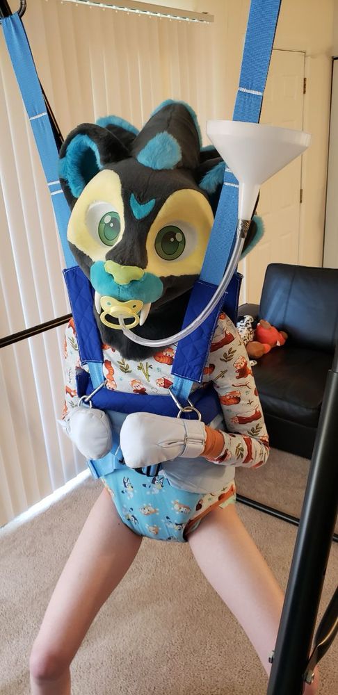 Acdvdjdbsjsidhd shinx fursuiter with yellow paci attached to tube to funnel
In a bouncer
Who’s going to help give him a nice warm watery drink? 