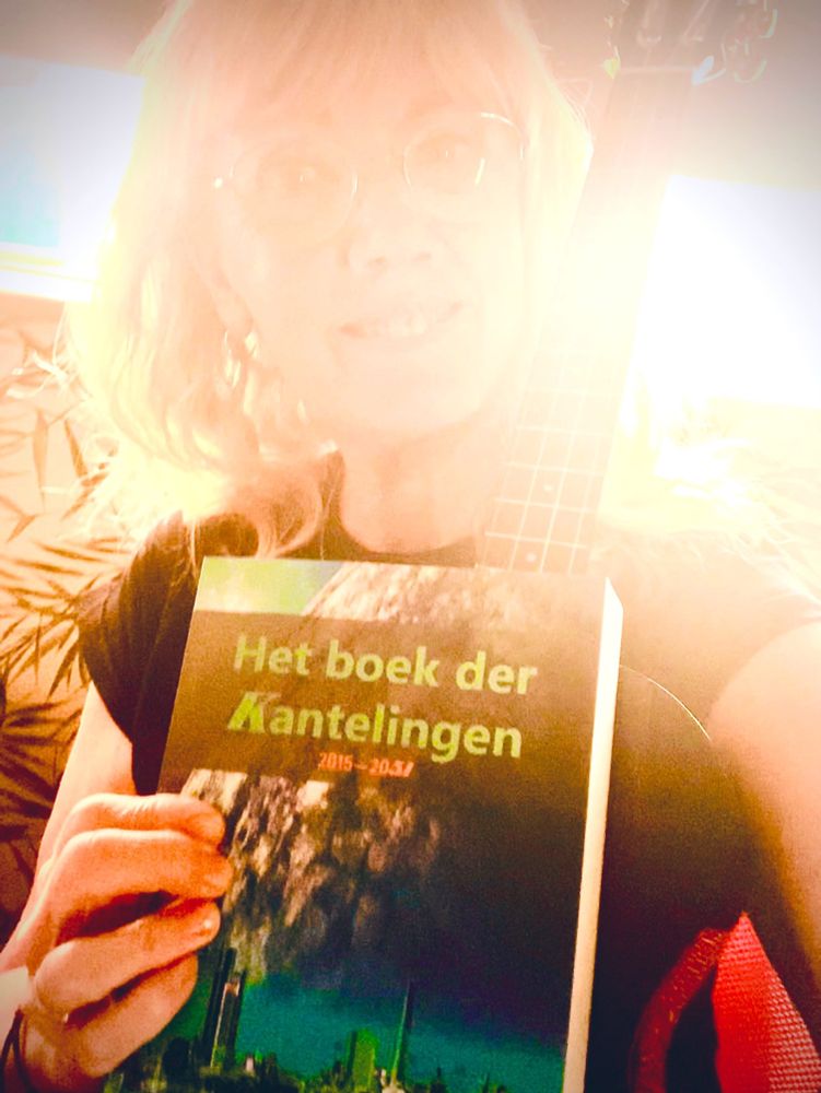 Blij boekenei toont het boek: Het boek der Kantelingen, van auteur Dave Dröge