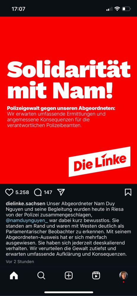 Die Linke Sachsen berichtet dass ein Abgeordneter und seine Begleitung des Landtags von der Polizei bis zur Bewusstlosigkeit geschlagen wurde. Er hat sich mehrfach zu erkennen gegeben. 
