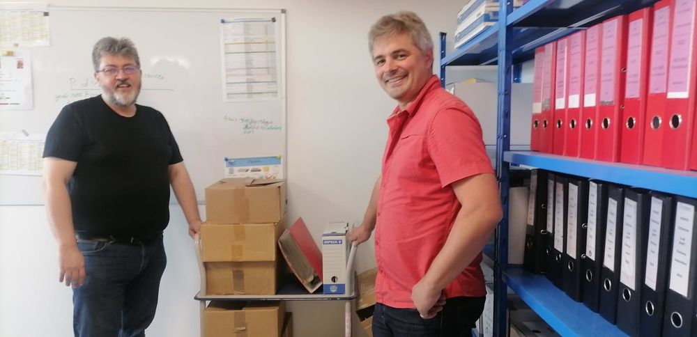 Jef Monnier et Gael Briand devant quelques cartons correspondant à 60 ans de magazine du Peuple breton.