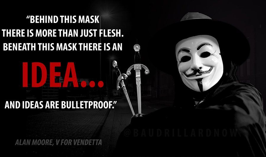 Schwarz-weißes Motiv mit einem maskierten, in dunklem Umhang und breitkrempigem Hut gekleideten Mann (Guy-Fawkes-Maske) am rechten Bildrand; im diffusen Straßenlaternenlicht ragen zwei gekreuzte Degen hinter ihm auf. Links steht das Zitat: „BEHIND THIS MASK THERE IS MORE THAN JUST FLESH. BENEATH THIS MASK THERE IS AN IDEA… AND IDEAS ARE BULLETPROOF.“ Die Wörter „IDEA…“ sind fett und rot hervorgehoben. Unten: „ALAN MOORE, V FOR VENDETTA“.