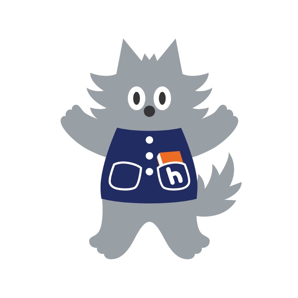 灰色の毛並みをした動物のキャラクターが、紺色のボタン付きエプロンを着て両手を広げている。右ポケットに「h」と書かれたオレンジ色の本が入っている。
