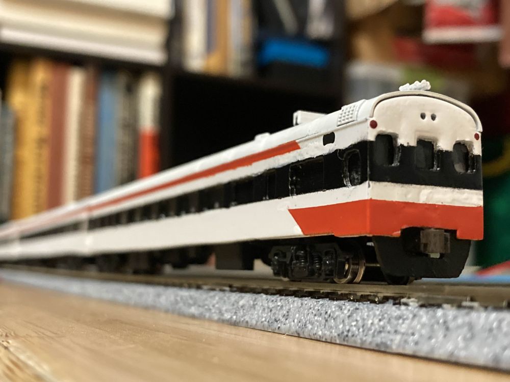 A worm's eye view of the consist, focusing on the cab car.