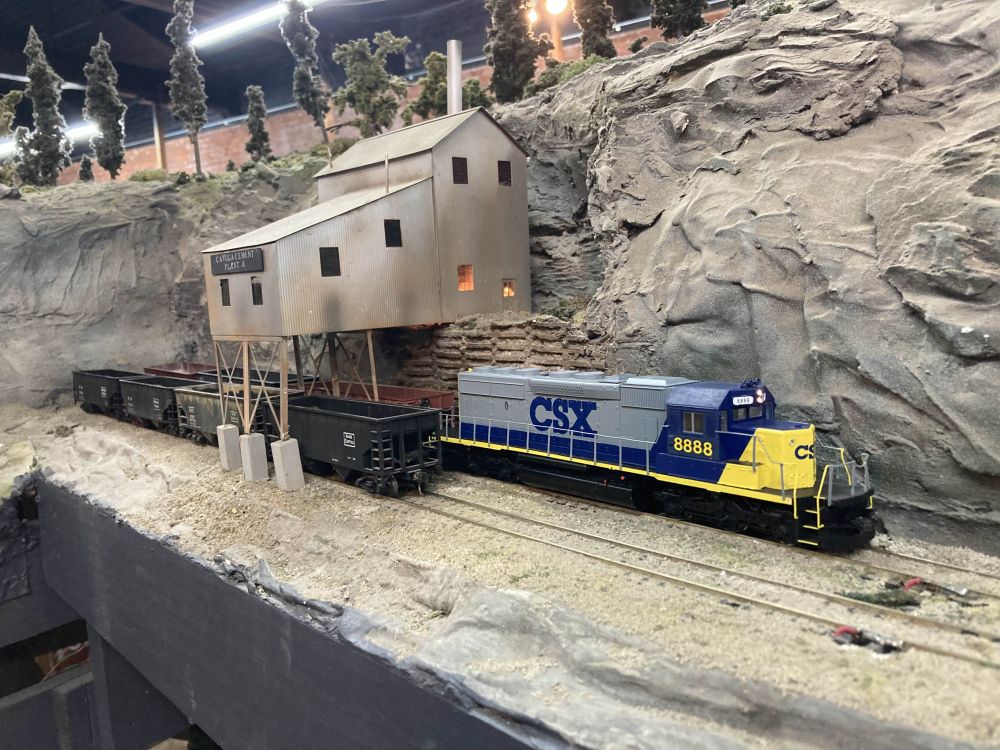 CSX 8888 is now seen spotting some empty hoppers at a mineshaft.