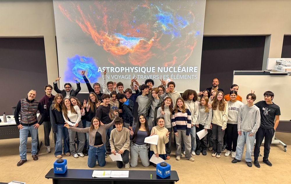 Photo de groupe de la classe de 2nde du lycée Kléber de Strasbourg venue à l'IPHC pour une Masterclasse en astrophysique nucléaire
