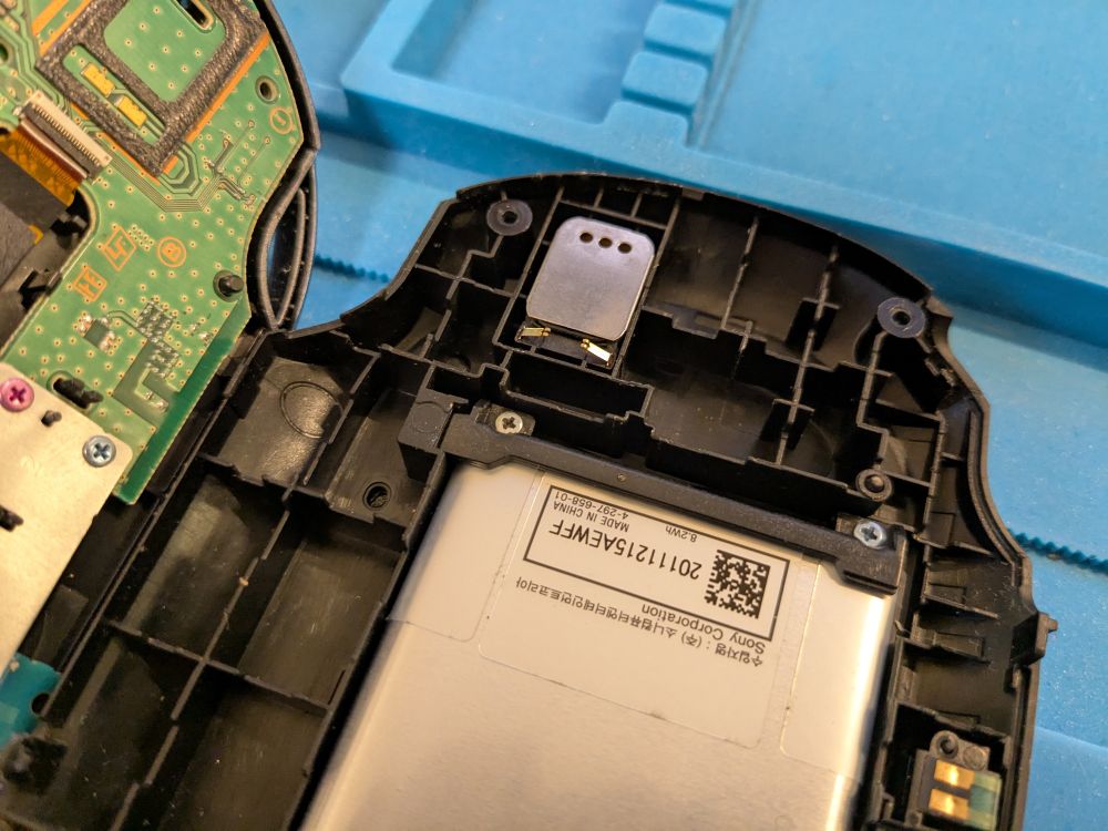 Correctly seated battery retention bar in a PS Vita
