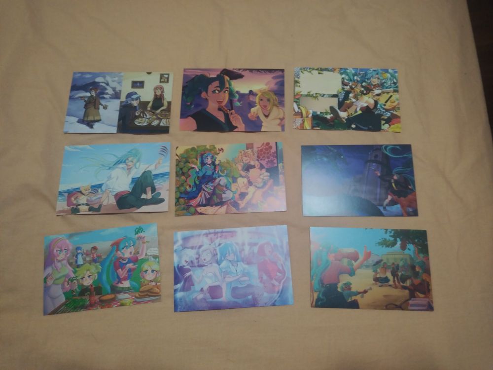 Nueve postales del Zine "Miku por España" en las que se ven a la famosa musica en diferentes entornos tradicionales y comunes de todo el pais, desde tomar unas sardinas en espeto en la playa, hasta una fiesta con el resto del elenco de Vocaloid.