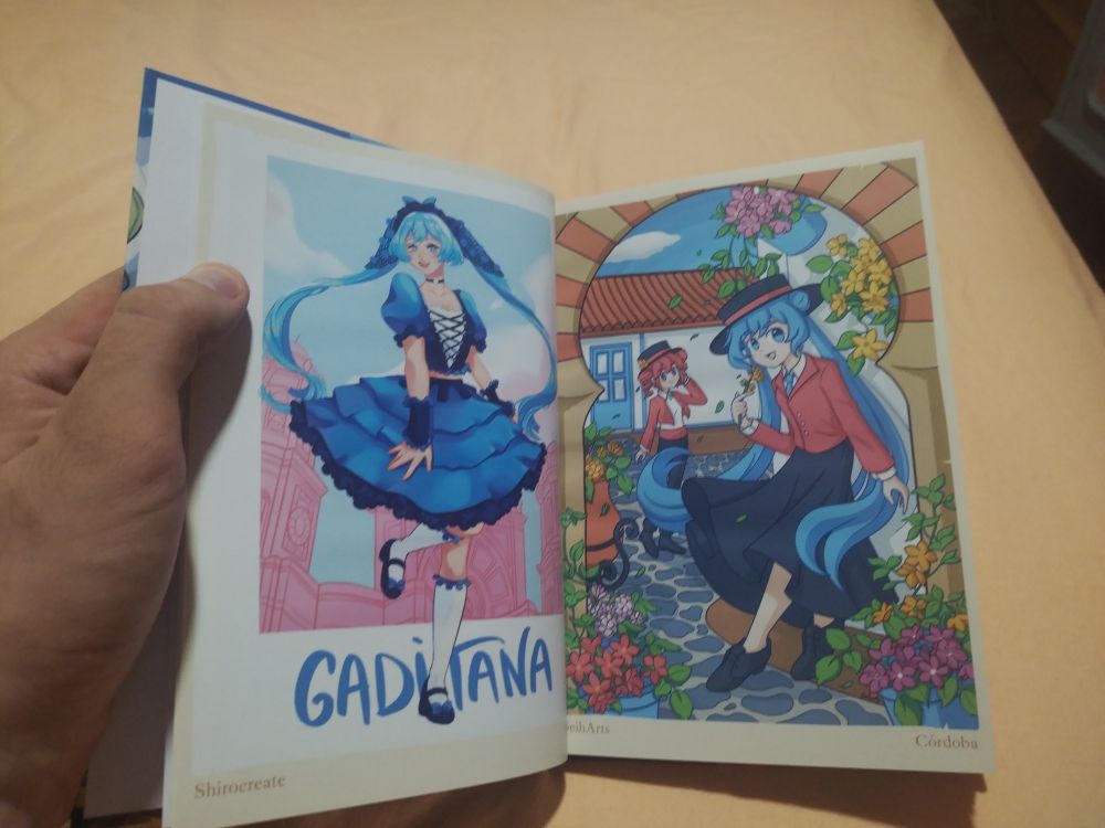 Dos de las ilustraciones del interior del Zine "Miku por España", en la derecha una Miku con una falda negra larva y una chaqueta roja acompañada de un gorro de ala plana negro tipivo de Córdoba. El arte es de Seiharts. A la izquierda, con arte de Shirocreate, una Miku con un vestido tradicional gaditano en azules y negros.