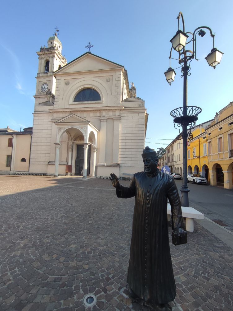 Eine Statue von Don Camillo auf dem berühmten Kirchplatz aus den Don Camillo Filmen