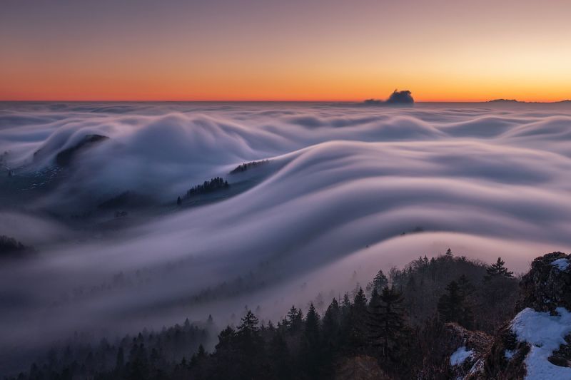 Vagues de stratus dans le Jura. 