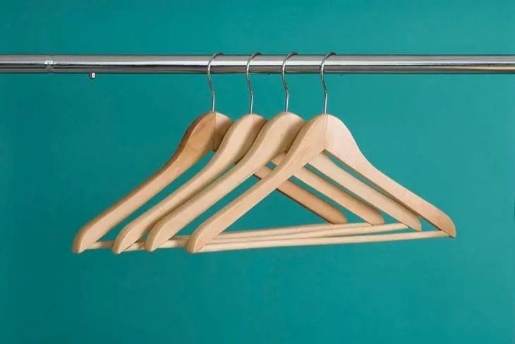 Ceintres accrochés dans une penderie.