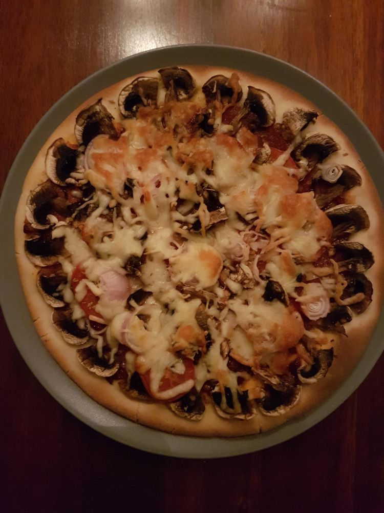 Een foto van de pizza.