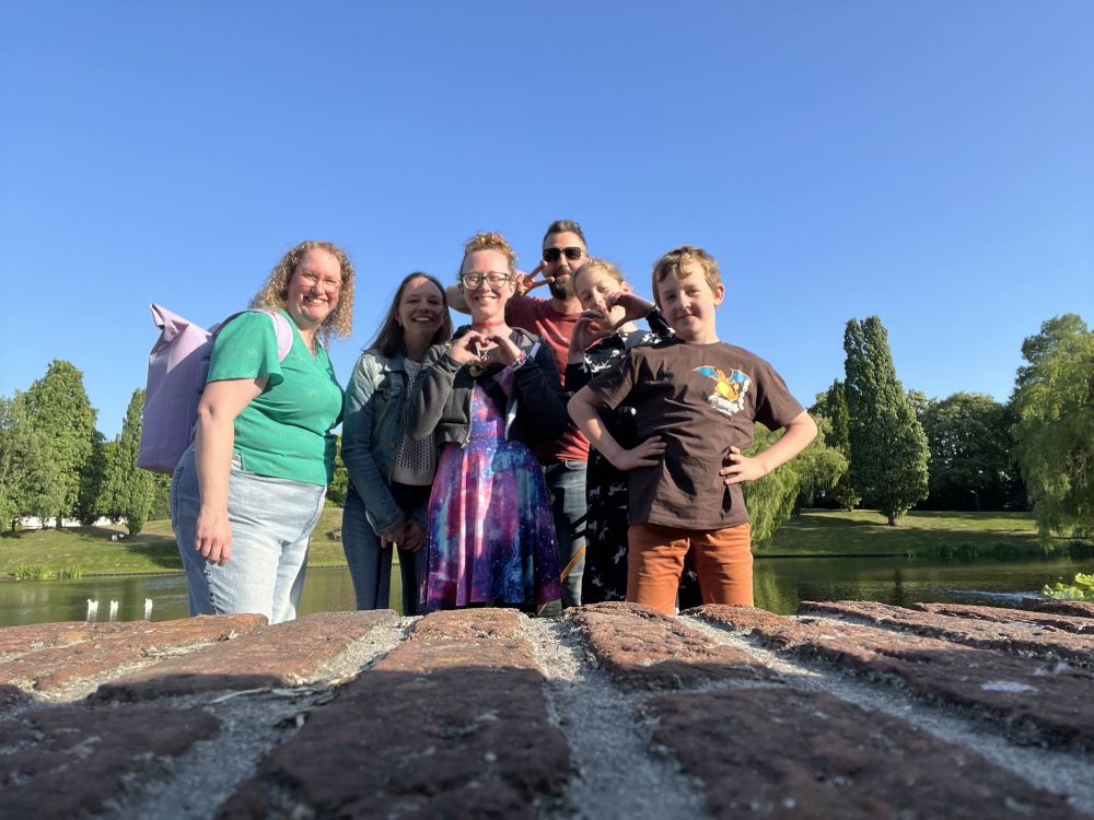 Linda, Nadja, Karen, Niels, Alexis, and Arthur in a group photo in front of Karen's favorite park in Hilversum
