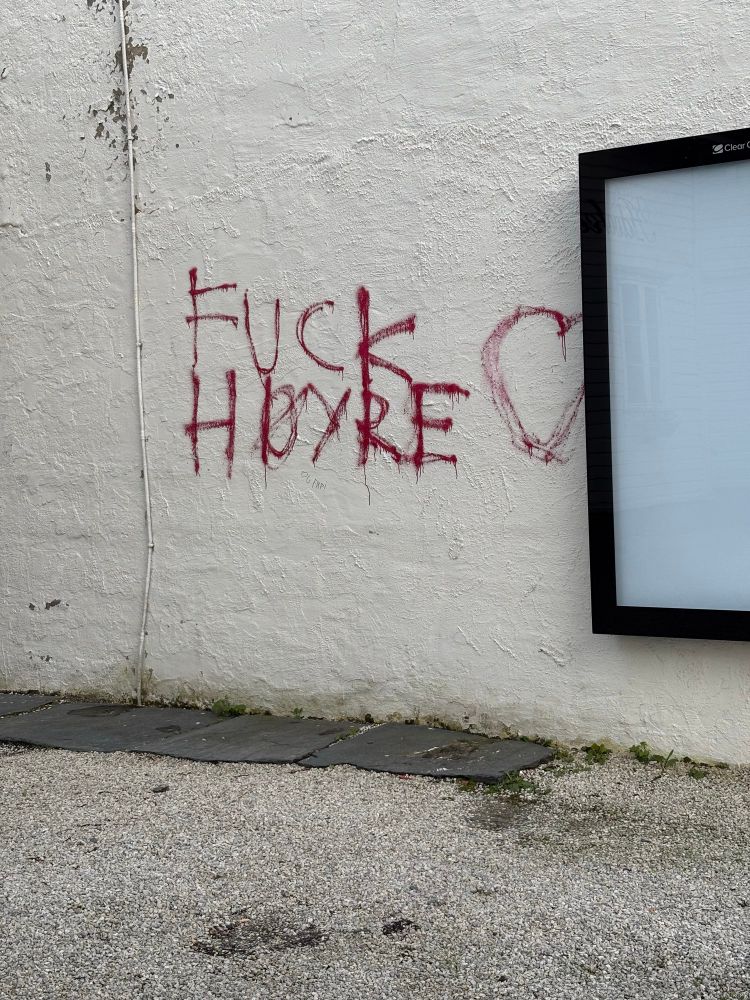 Gatukonst med texten ”Fuck Høyre” och ett hjärta 
