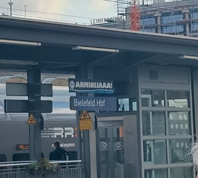 A suspiciously blurry photo of the sign on the platform at Bielefeld Hauptbahnhof