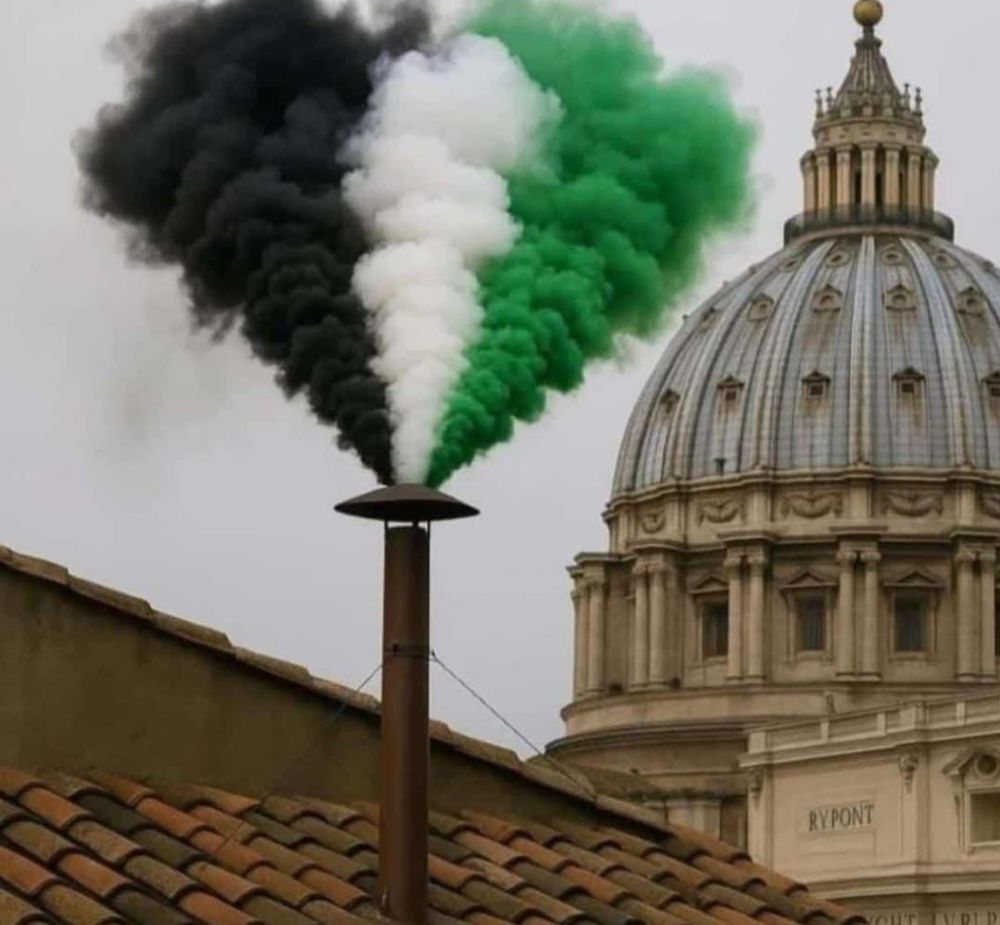 Schwarz weiß grüner Rauch aus dem Schornstein der Sixtinischen Kapelle 