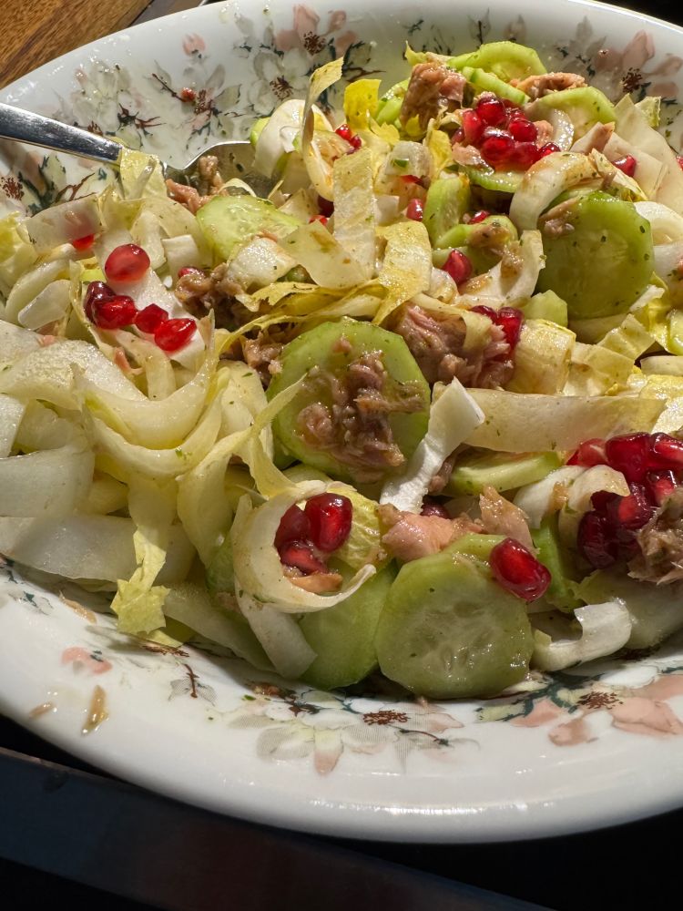 Der oben beschriebe Salat in einer weissen Schüssel mit Blümchenmuster am inneren Rand. 