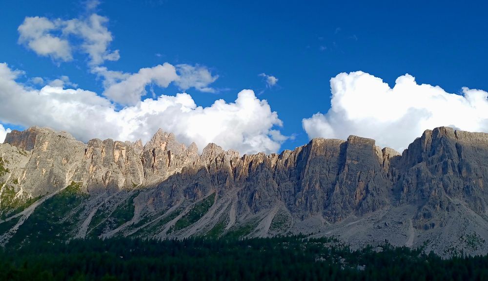 Un raggio di sole illumina i Lastoi de Formin visti dal passo Giau