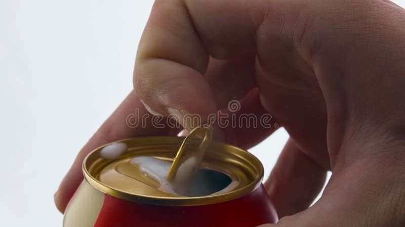 Foto de lata de cerveja aberta com espuma