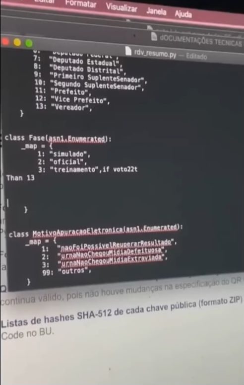 Print de um vídeo em que um bolsonarista tenta editar um código fonte aleatório como se fosse a urna. Ele coloca um código sem sentido: if vota22t than 13