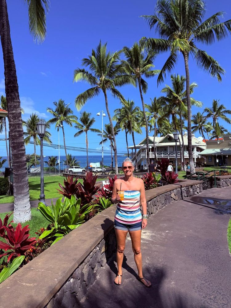 Kona-Kailua street...with a British girl in a stripey top grinning like a loon.