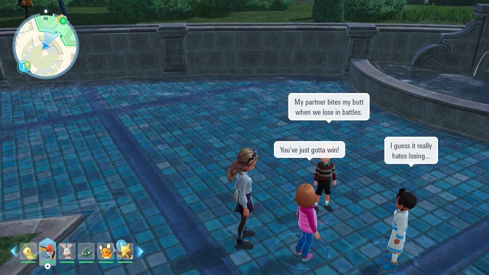 Screenshot de Pokémon Legends Z-A. Nela está o avatar da jogadora junto de três crianças conversando lorotas no centro de um parque ao lado de uma fonte. Uma delas diz: "my partner bites my butt when we lose in battles".