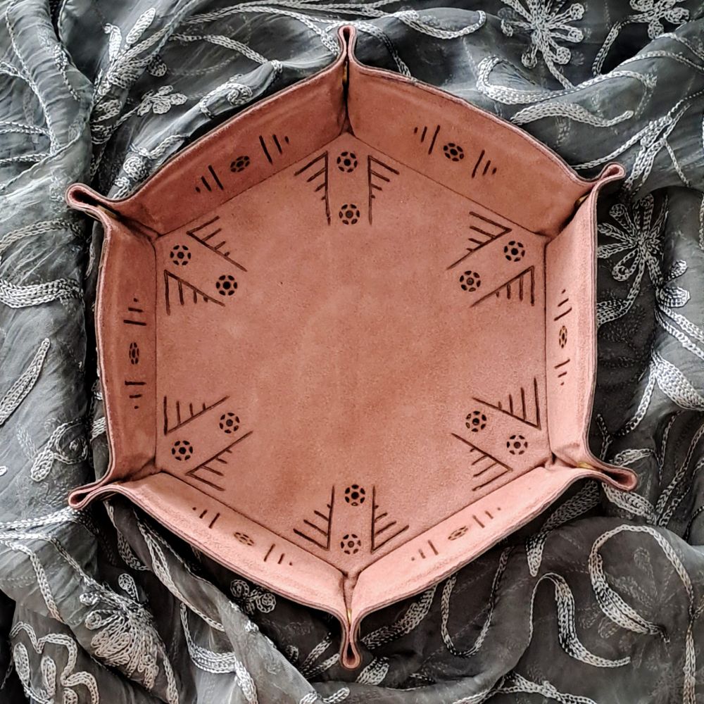 Bandeja de interior color rosa palo con motivos abstractos pirograbados.