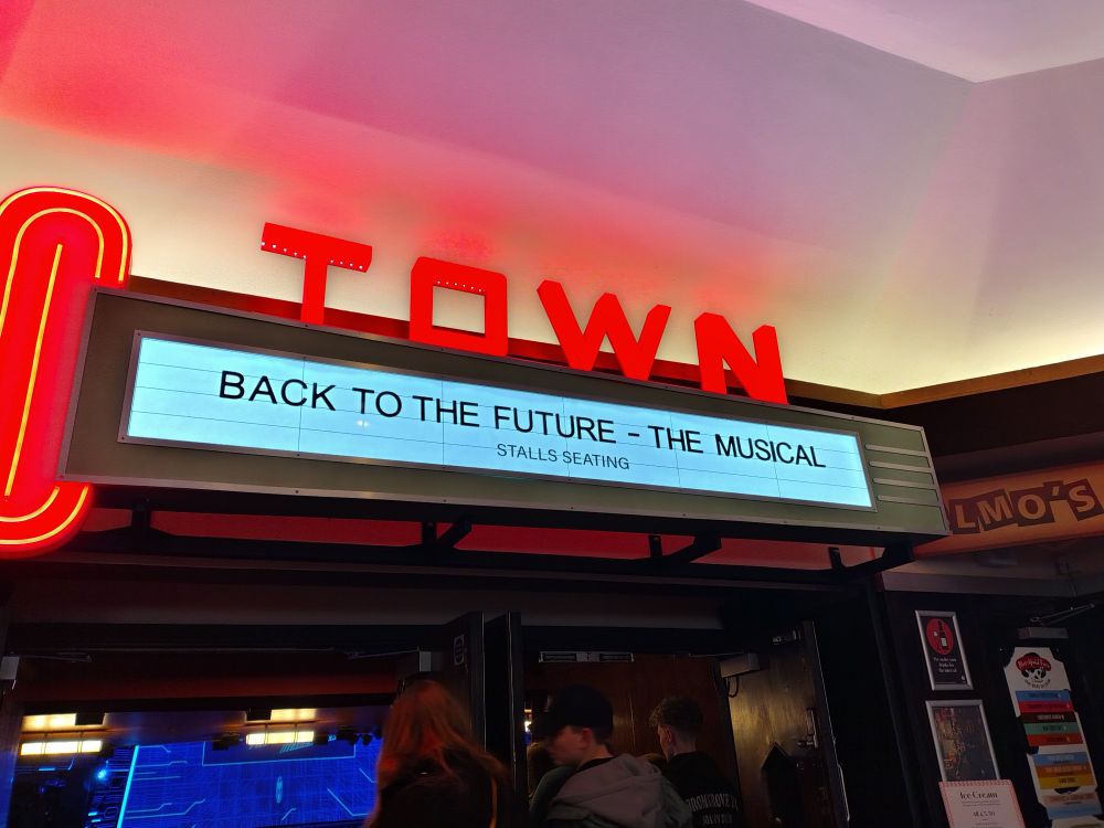 Ein Schild über einer Tür 
"Back to the Future - the Musical "
