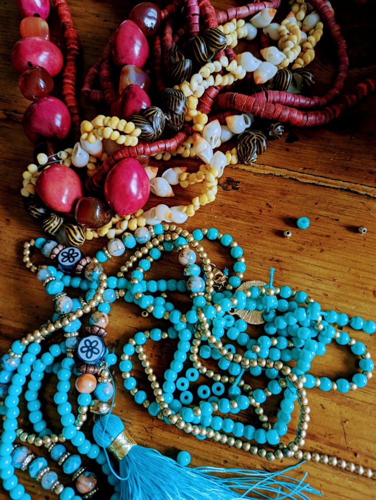 Colliers en vrac, bleu et rouge 