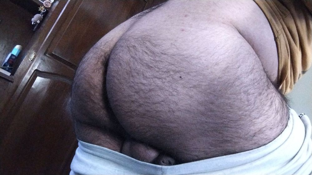 Pic of my hairy butt and nuts peaking 