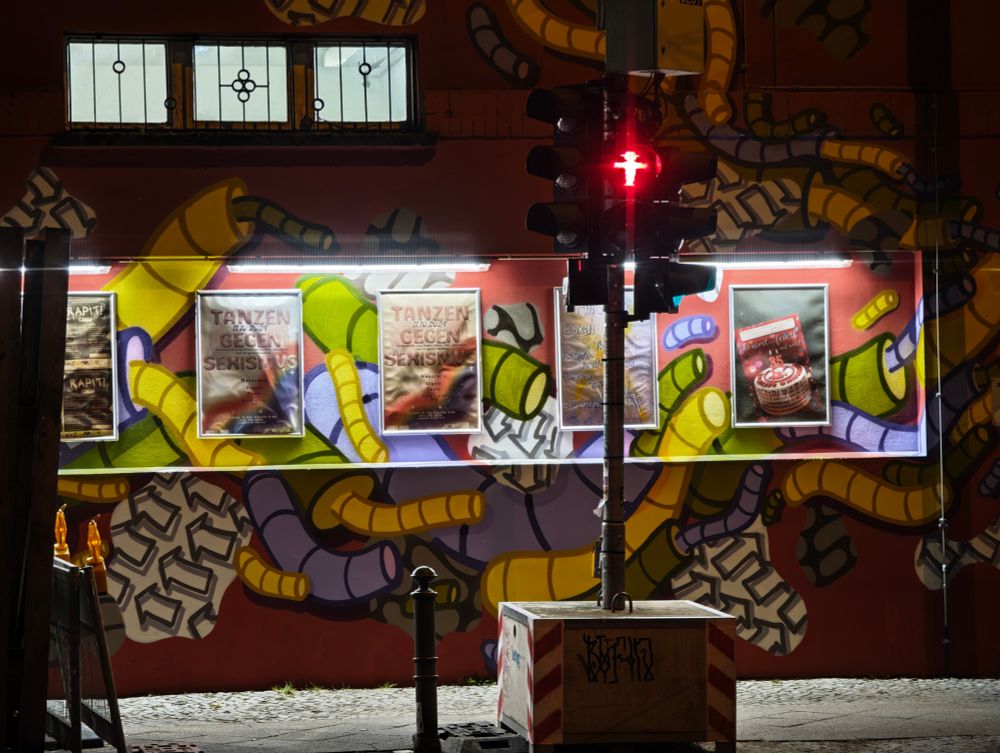 Blick auf die Plakate an einem Jugendzentrum, im Dunklen fotografiert.