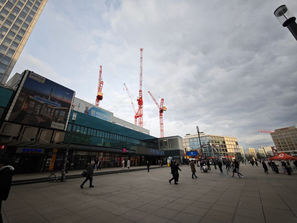 Blick auf rote Kräne, am Berliner Alexanderplatz fotografiert.