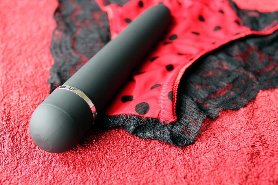 Symbolbild: Vibrator auf Höschen. Quelle Pixabay