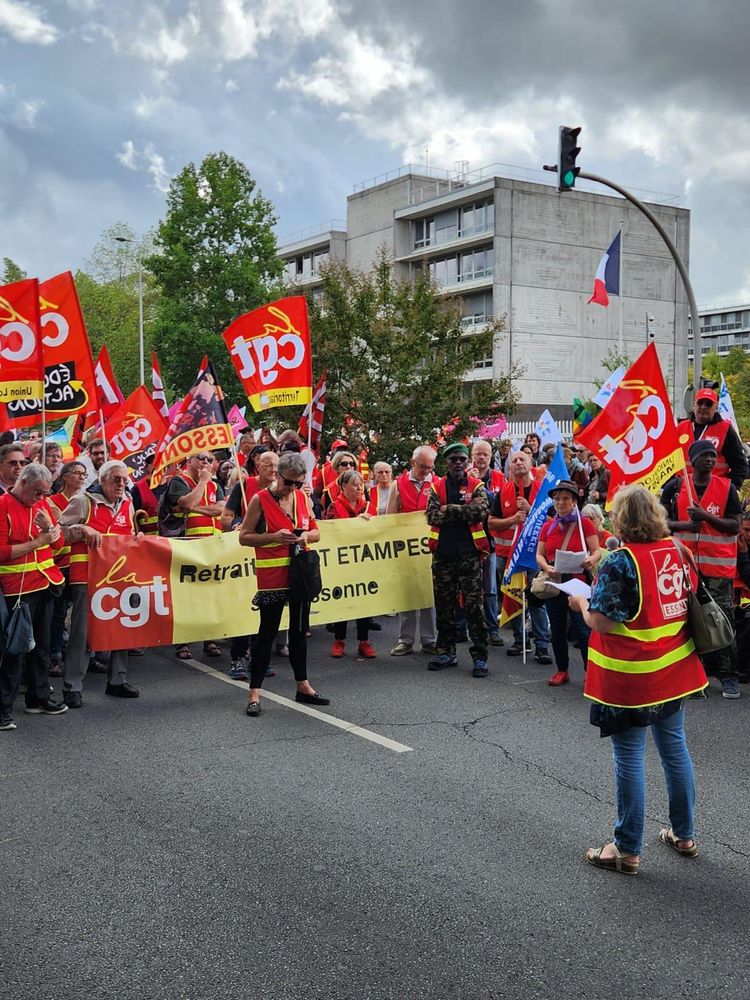 Cortège CGT lors d'une manifestation à Cergy le 18 septembre 2025.
Drapeau de la CGT Éduc 91.