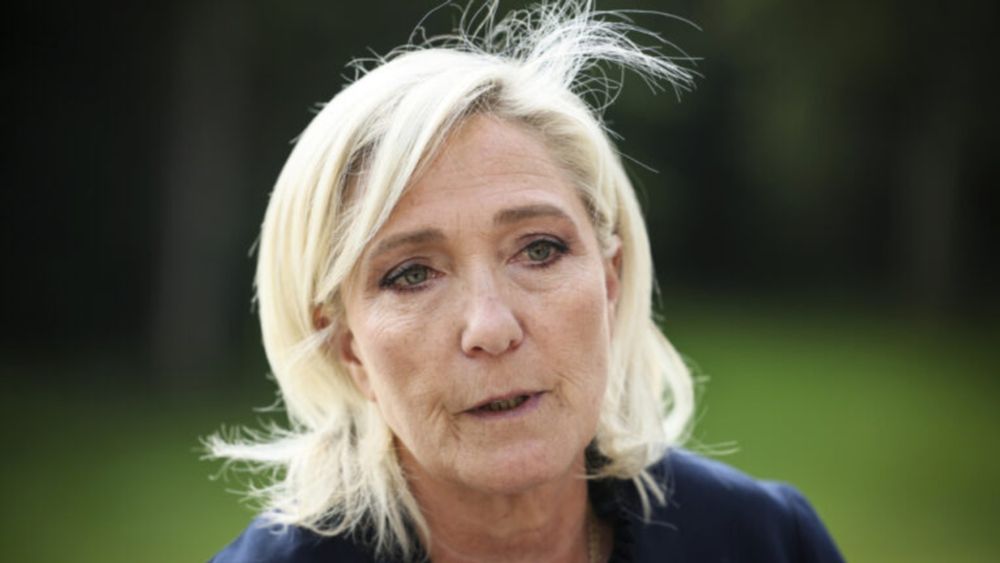 Marine Le Pen steht vor Gericht: Sie soll EU-Gelder veruntreut haben - Die Weltwoche