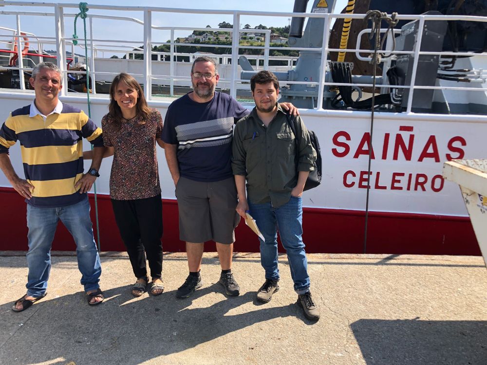 Equipo de trabajo del COX delante del pesquero Saiñas.