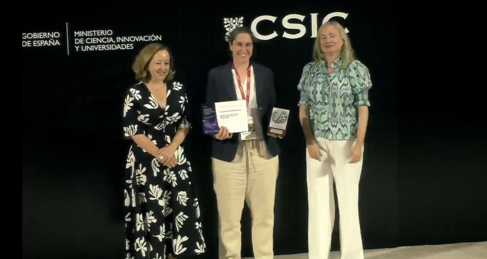 Alejandra Clavo Diaz recogiendo el premio
