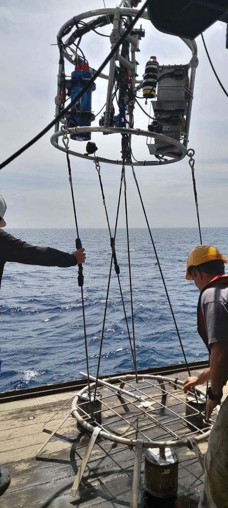 El landerpick izando un lander que va a ser fondeado