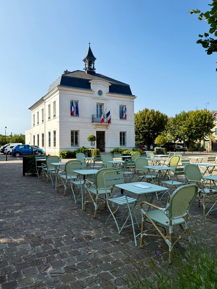 Photo de la mairie d’Auvers-sur-Oise, un bâtiment tout simple planté au milieu d’une grande place