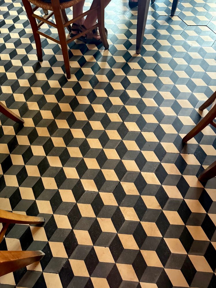 Vue du parquet, des sortes de petits cubes en trois dimensions…