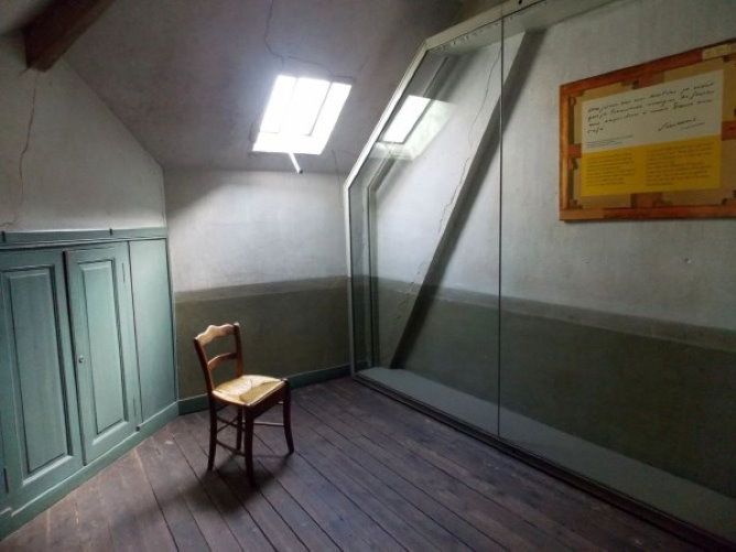 La chambre de Van Gogh, elle ne fait que 7 m². Il y a un petit vas-y sur le haut. Un placard vert sur la gauche.