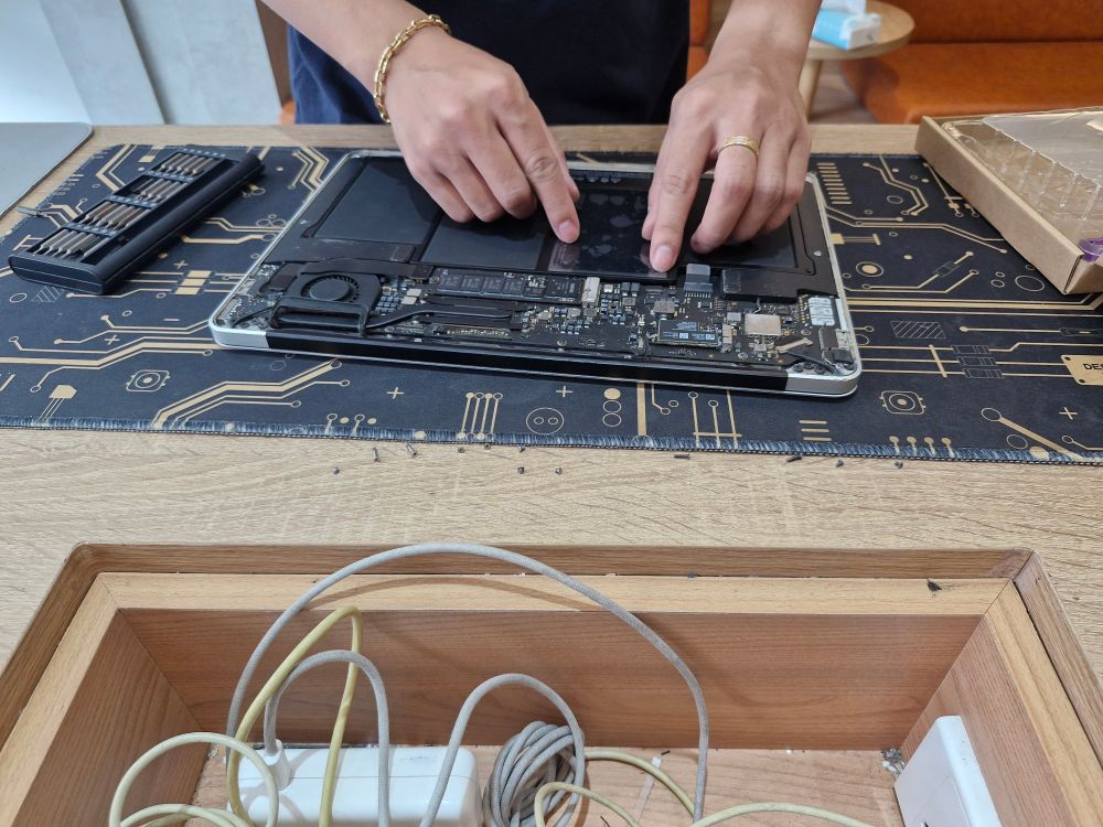 Exposed battery of macbook air