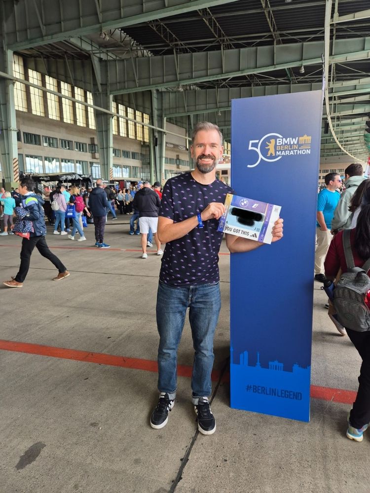 Ich zeige meme Startnummer zum Berlin Marathon.
