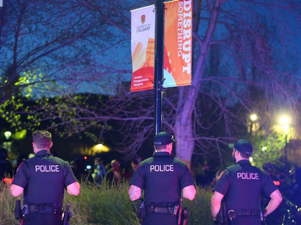 Hundreds of faculty, students, alumni condemn police attack on protesters at U of C