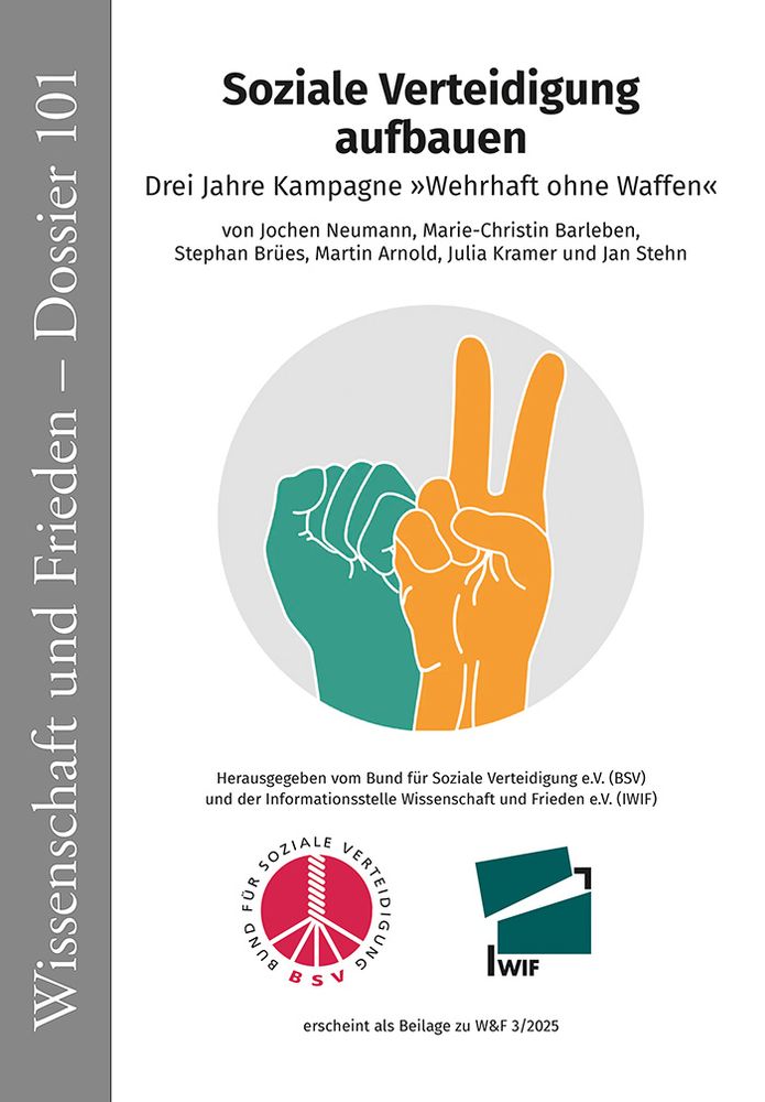 Das Bild zeigt das Cover des Dossiers 101, welches gemeinsam mit der W&F-Ausgabe 3/25 erschienen ist. Nebst dem Titel oben auf dem Cover: "Soziale Verteidigung aufbauen - Drei Jahre Kampagne »Wehrhaft ohne Waffen« finden sich die Namen der beteiligten Personen: Jochen Neumann, Marie-Christin Barleben, Stephan Brües, Martin Arnold, Julia Kramer und Jahn Stehn. Unter diesen Namen findet sich eine symbolhafte Darstellung zweier Hände, die erstens eine Faust darstellen (bedeutend für den Buchstaben "S" im Fingeralphabet), sowie zweitens zwei nebeneinander ausgestreckte Finger. Letztere können sowohl als "Peace"-Symbol gedeutet werden, können aber auch das "V" im Fingeralphabet darstellen. So zeigen die Hände im Fingeralphabet die zwei Buchstaben "S" und "V", für "Soziale Verteidigung". 