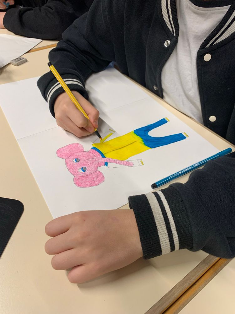Junge (6. Klasse) hat Elefant gezeichnet.